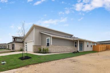 Main picture of 220 Deserti Rd