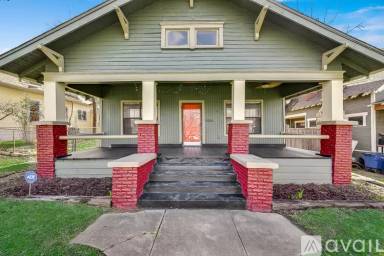 Main picture of 320 E 6th St
