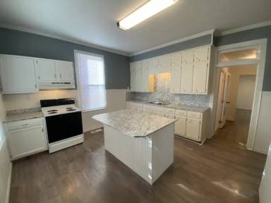 Main picture of 412 E 7th St