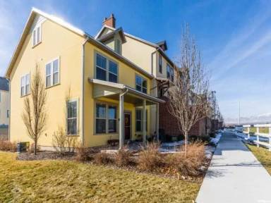 Main picture of 462 W Amber Glow Ln