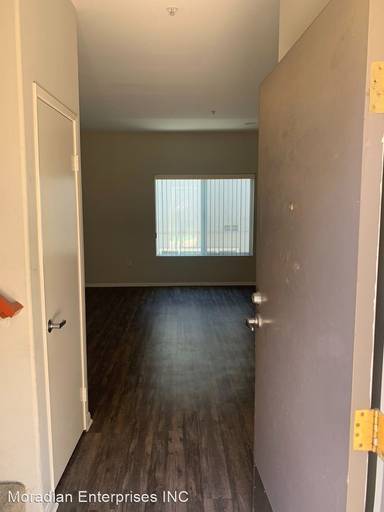Main picture of 15200 Sherman Way