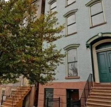 Main picture of 196 N Pearl St
