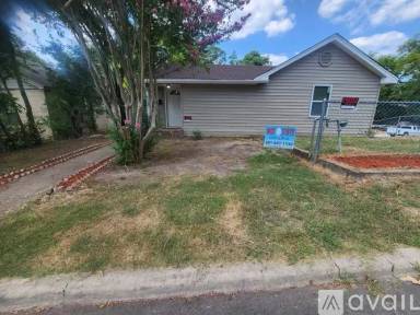 Main picture of 400 Oaklawn St