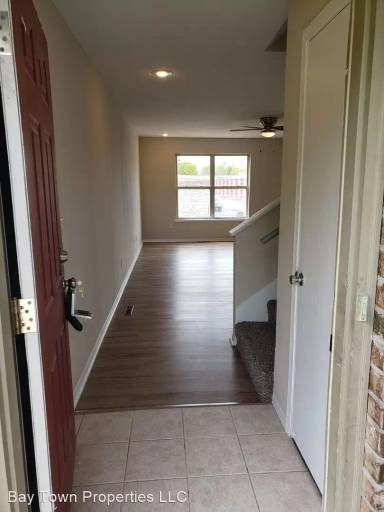 Main picture of 206 Village Ct