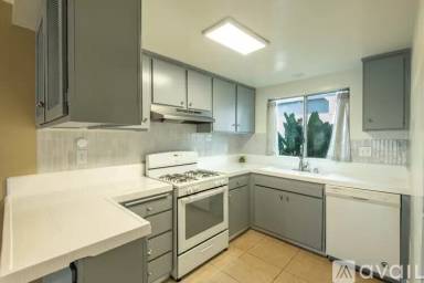 Main picture of 2025 Oxford Ave