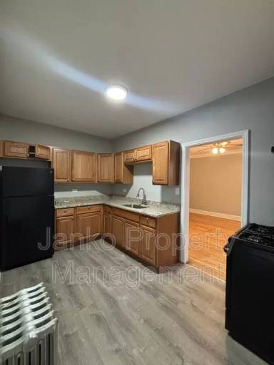 Main picture of 654 E 81st St
