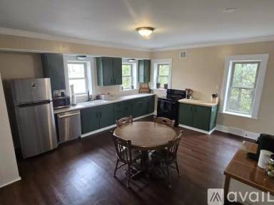 Main picture of 817 Glenlyon Ln