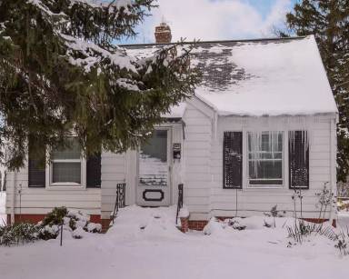 Main picture of 858 E 250th St