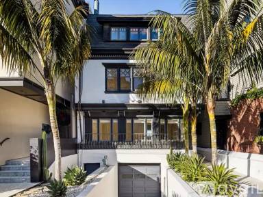 Main picture of 2462 Broadway St