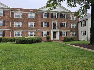Main picture of 45 E Lock Ln