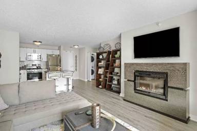 Main picture of 578 N State St