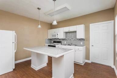 Main picture of 3121 E Michigan St