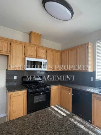 Main picture of 560 Plum Way