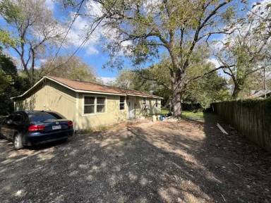 Main picture of 301 1/2 Botts St