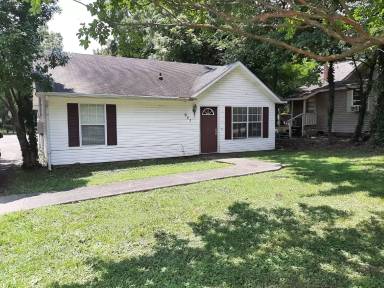 Main picture of 923 W Oak Ave