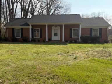 Main picture of 907 Ladd Rd