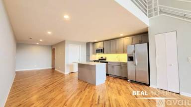 Main picture of 2320 N Damen Ave