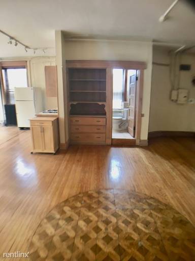 Main picture of 934 W Roscoe St