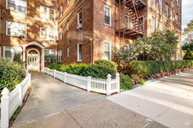 Main picture of 45 Kew Gardens Rd