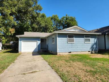Main picture of 800 W 7th St