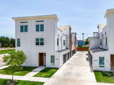 Main picture of 2505 Benbrook Blvd