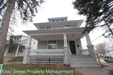 Main picture of 2724 Brady St