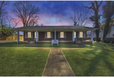 Main picture of 123 S Sam Davis Ave