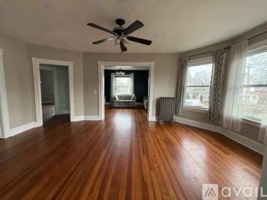 Main picture of 8 Narragansett Ave
