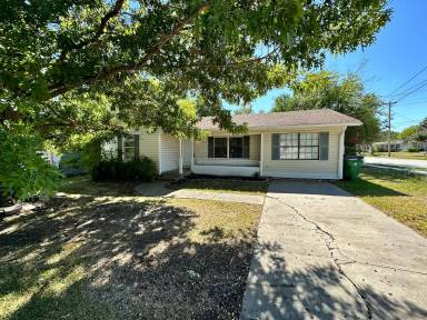 Main picture of 3211 Poplar St