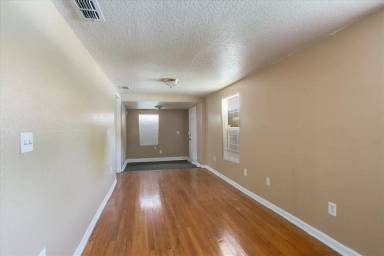 Main picture of 1763 Ella St
