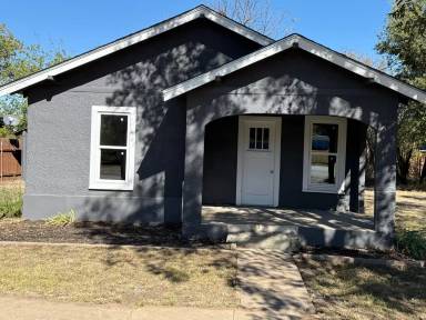 Main picture of 705 E 9th St