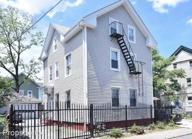 Main picture of 11 Plum St