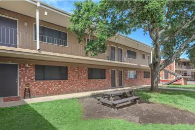 Main picture of Oak Tree Apartments