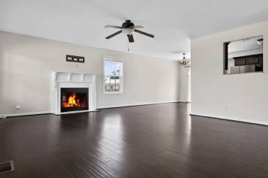 Main picture of 1004 Dwight Eisenhower Way