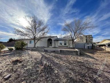 Main picture of 905 Riva Ct NE