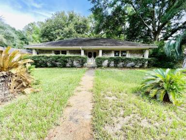 Main picture of 2329 Greenway Dr