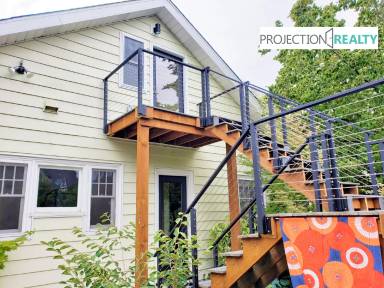 Main picture of 3265 E Burnside St