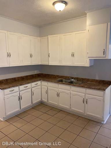 Main picture of 807 W 43rd St