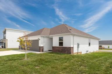 Main picture of 1392 E Perry St