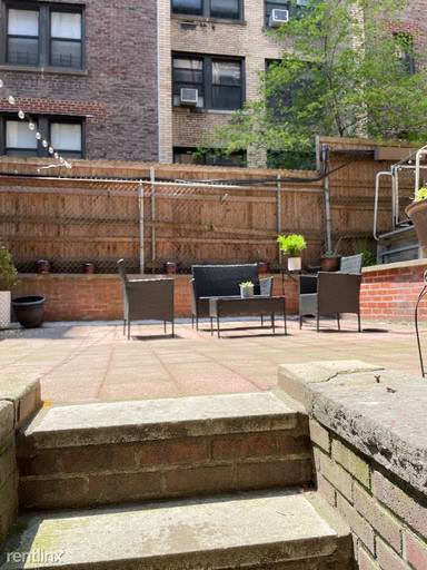 Main picture of 150 E 84th St