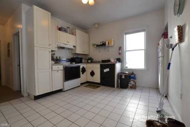 Main picture of 28 Haskell St