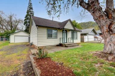 Main picture of 1034 NE Madrone St