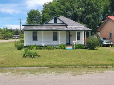 Main picture of 101 E 2nd St