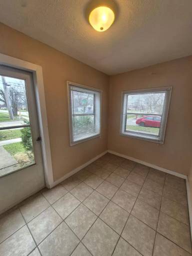 Main picture of 1002 S Adelaide St