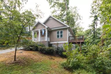 Main picture of 1010 E Franklin St