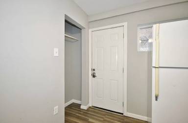 Main picture of 1914 Brownsville Rd