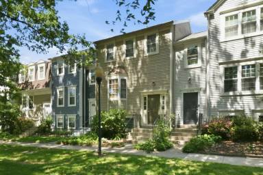 Main picture of 2391 Hunters Square Ct