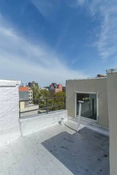 Main picture of 68 Clinton St