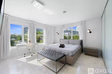 Main picture of 100 Collins Ave