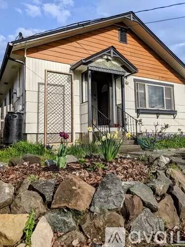 Main picture of 212 Lybarger St NE
